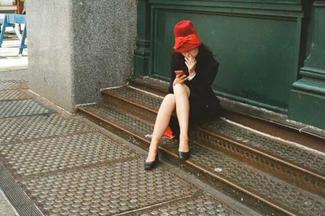 Девушка в красной шляпке. Фотограф Жаклин Лайт