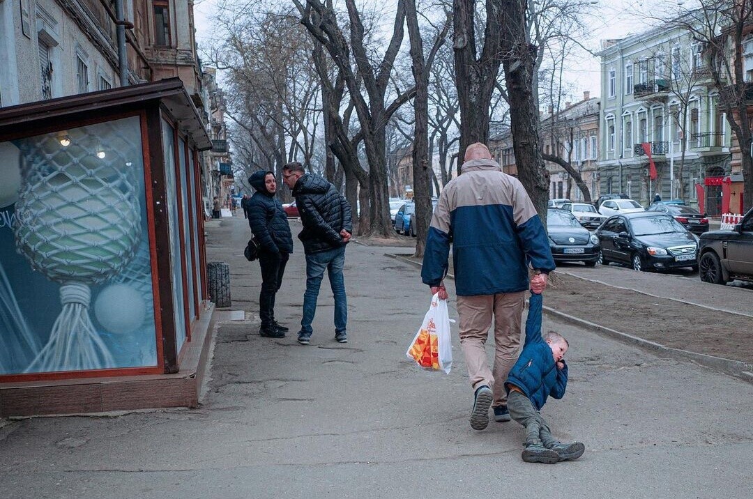 Просто папа с сыном идут домой. Фотограф Александр Зенькович