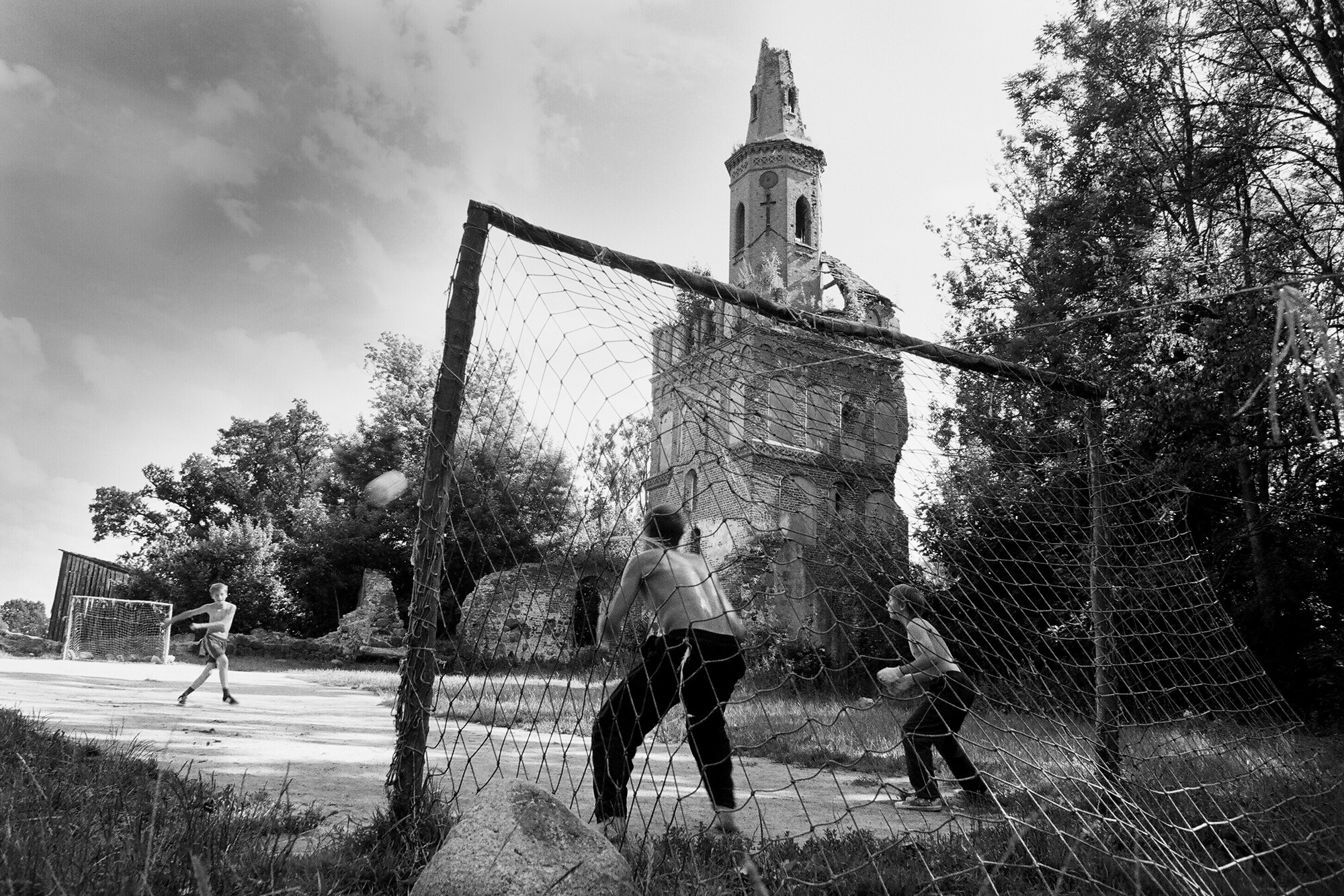 Футбол, посёлок Чехово, Калининградская область, 2017 год. Фотограф Борис Регистер