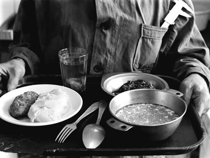 Комплексный обед в столовой, из серии Прощай завод. Фотограф Борис Регистер