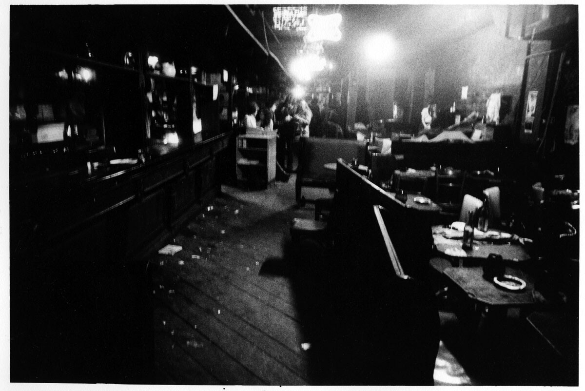 Время закрытия в клубе CBGB. Фотограф Дэвид Годлис