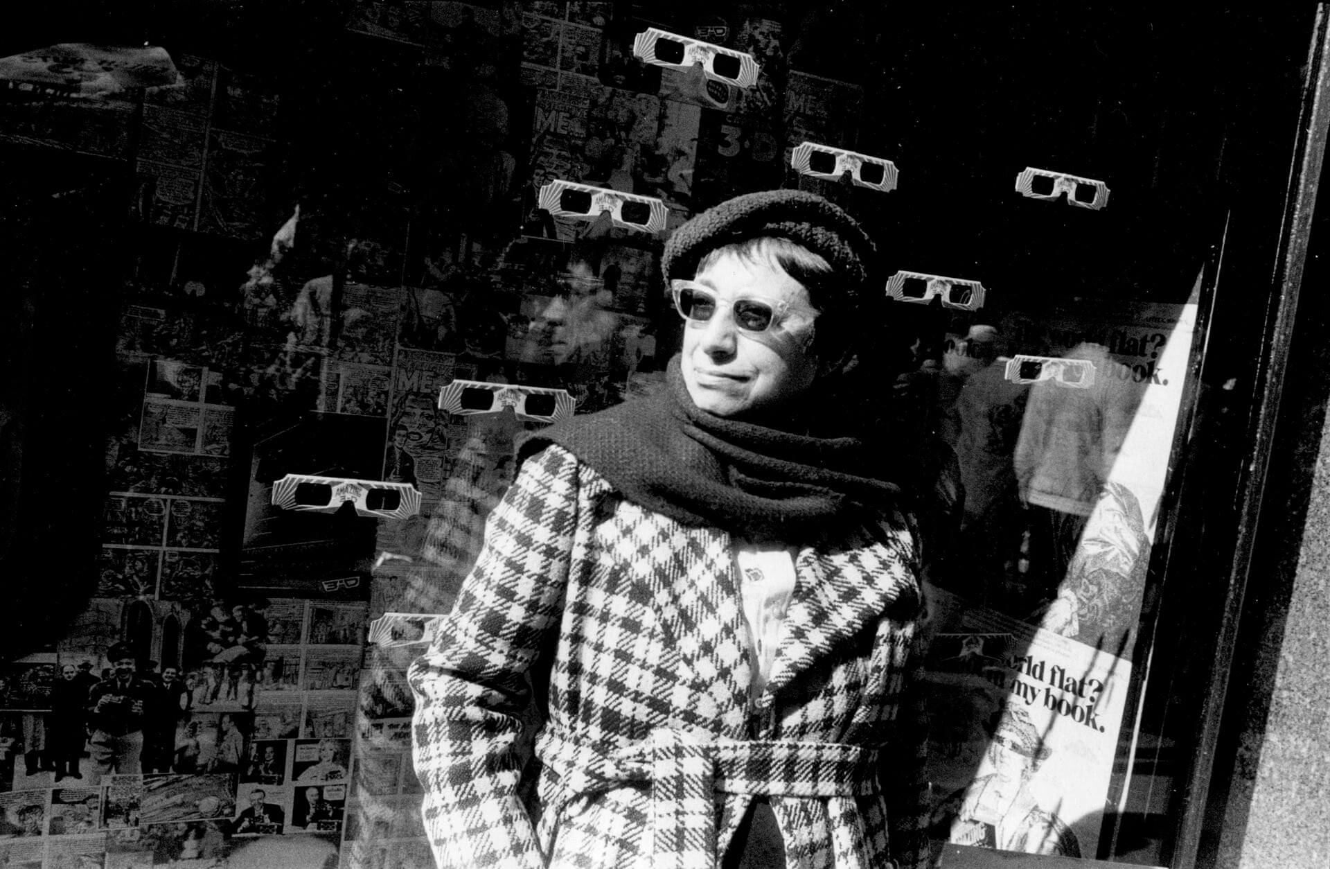 Женщина и витрина с 3D-очками, Нью-Йорк, 1983. Фотограф Дэвид Годлис
