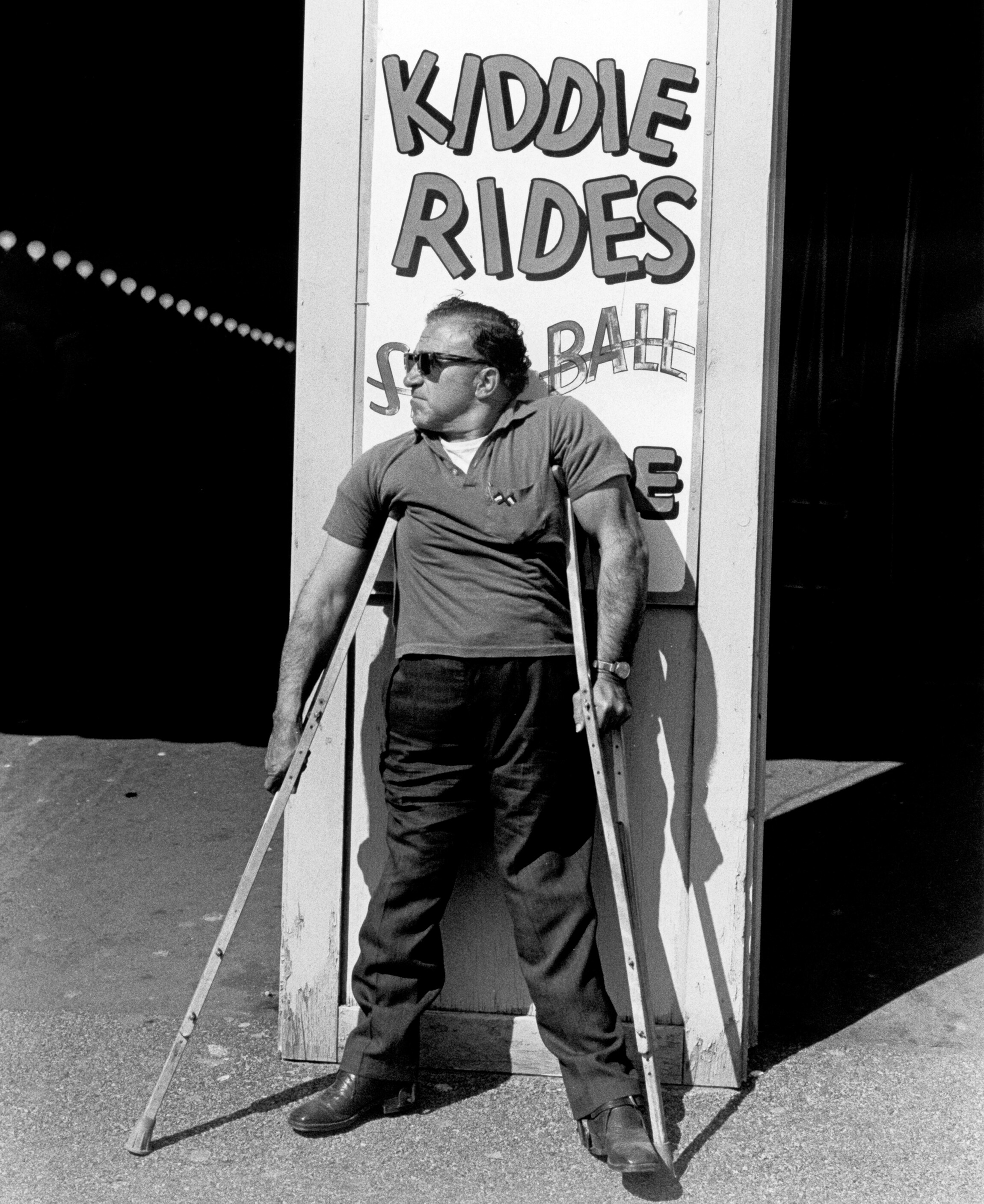 Человек с костылями. Фотограф Дэвид Годлис