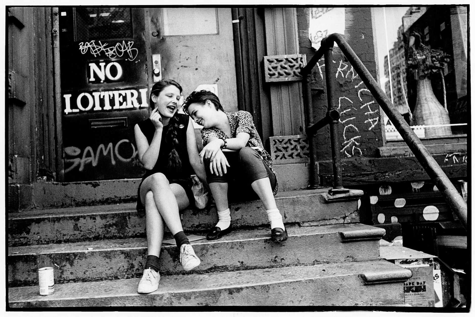 Девушки на ступеньках здания, Ист-Виллидж, Нью-Йорк, 1980. Фотограф Дэвид Годлис