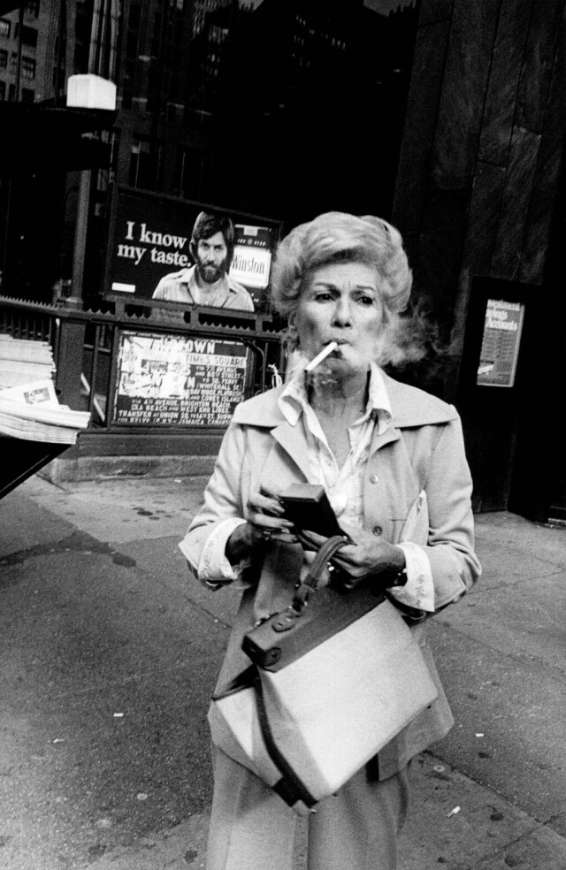 Курящая дама, Нью-Йорк, 1976. Фотограф Дэвид Годлис