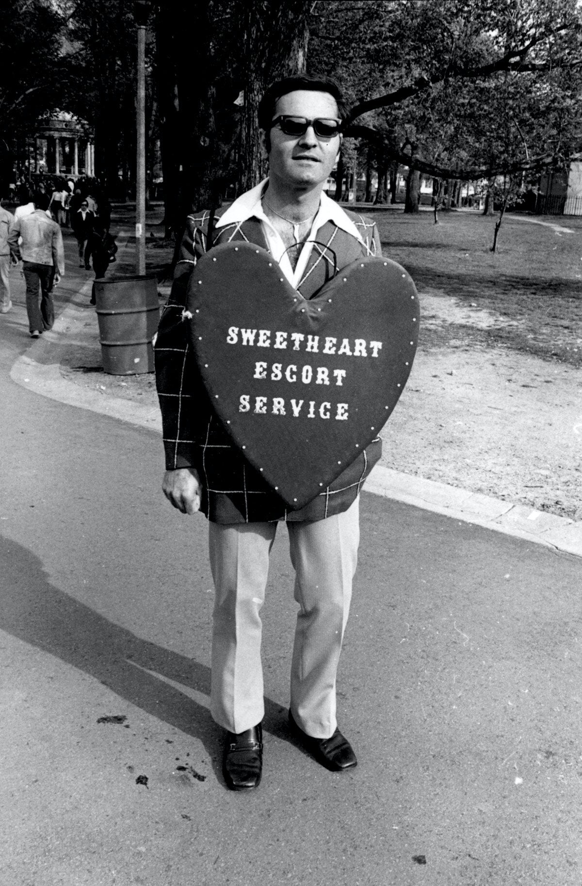 Мужчина рекламирует свои эскорт-услуг в бостонском парке, 1974. Фотограф Дэвид Годлис