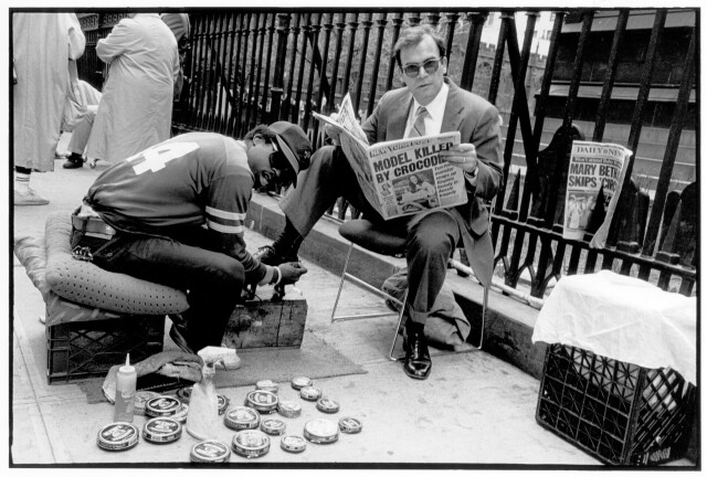 Чистка обуви и громкий газетный заголовок, Уолл-стрит, 1987. Фотограф Дэвид Годлис