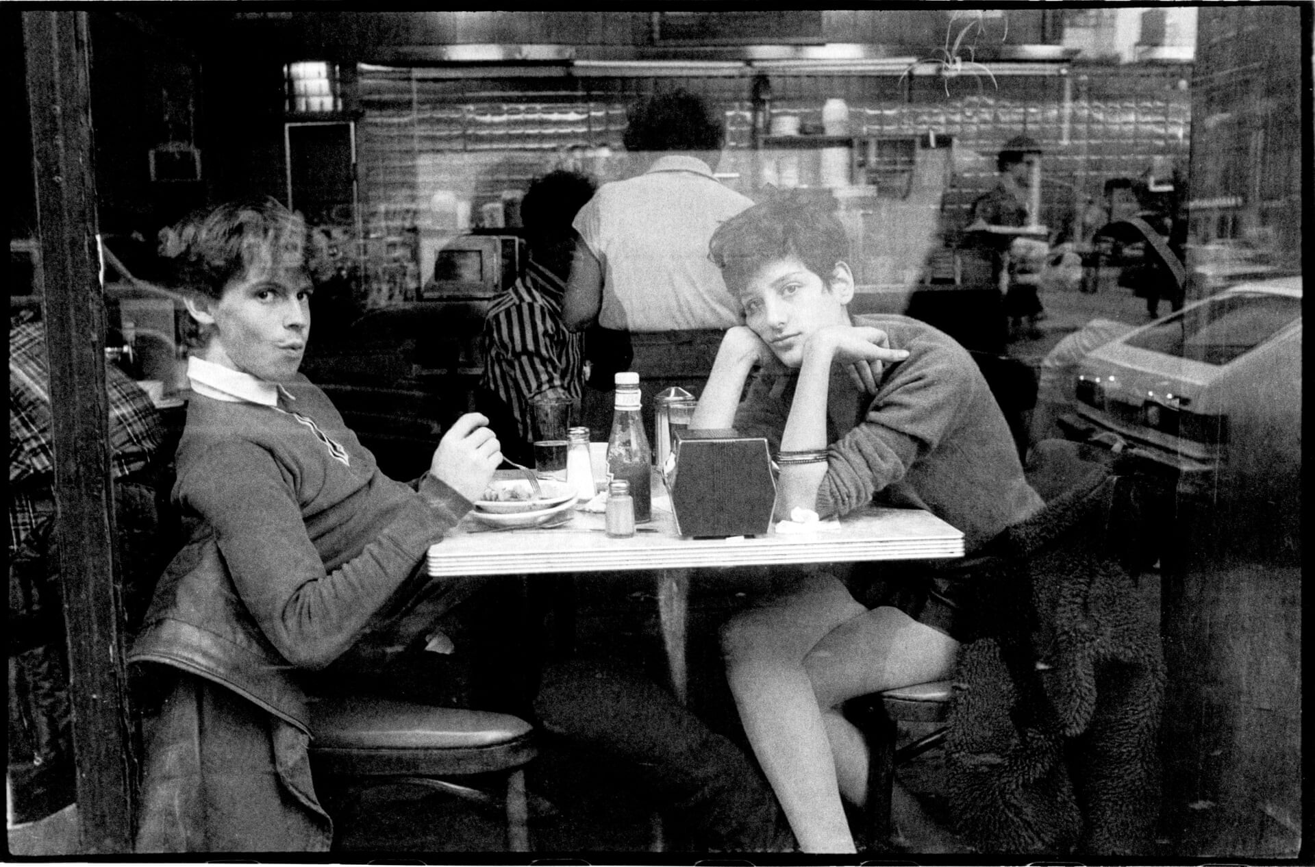 В нью-йоркской закусочной «Веселка» (Veselka), Ист-Виллидж, 1982. Фотограф Дэвид Годлис
