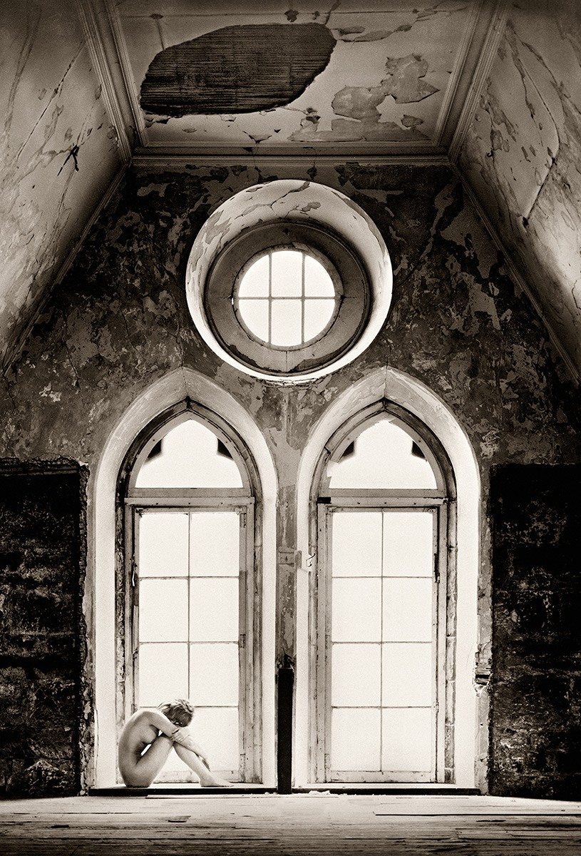 Обнажённая у окна в руинах в Эдинбурге. Авторы Тревор и Фэй Йербери