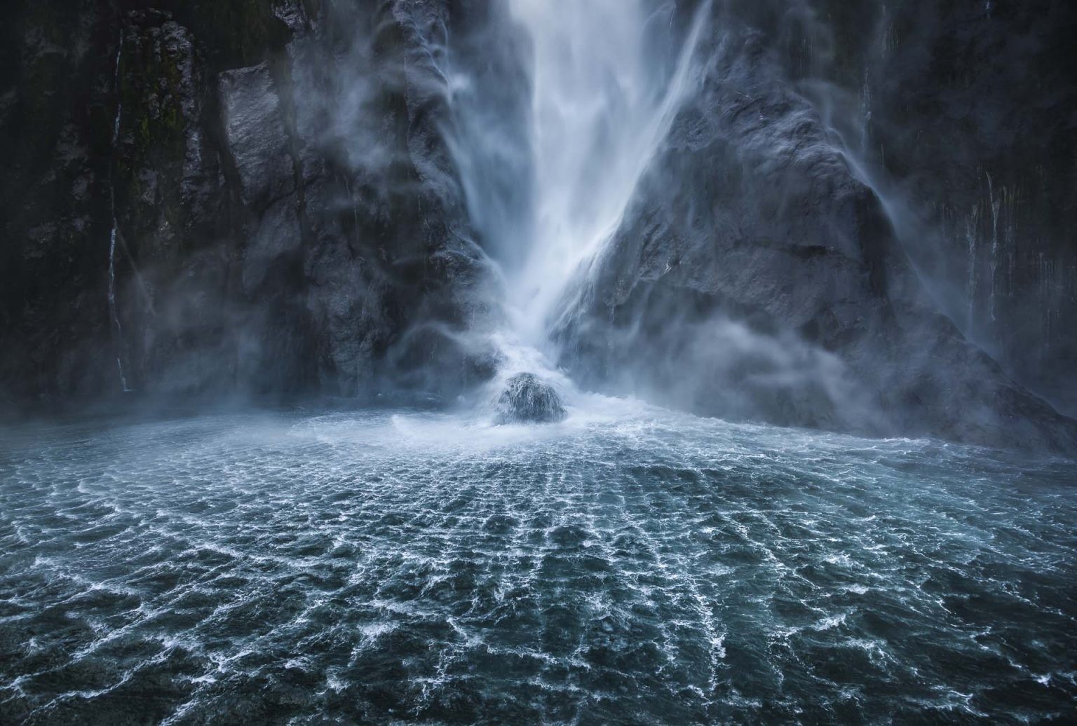 2 место в категории Пейзаж, 2020. Водопад в Новой Зеландии. Автор Джошуа Криппс