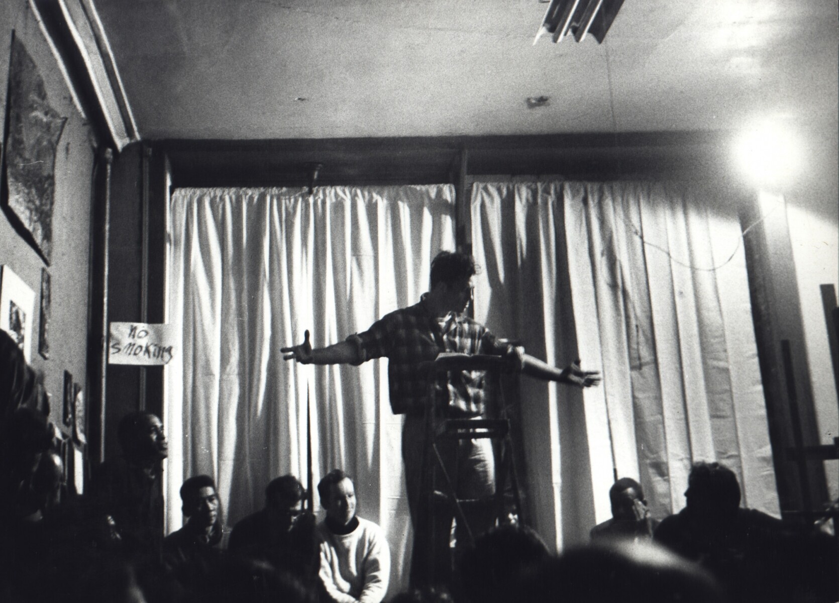 Джек Керуак читает стихи в студии на 48-й улице,  Нью-Йорк, 15 февраля 1959 года. Фотограф Фред В МакДэрра