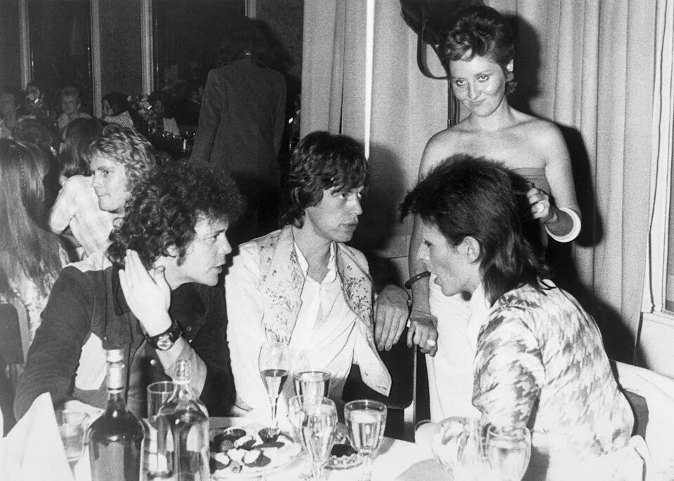Лу Рид, Мик Джаггер и Дэвид Боуи на вечеринке, устроенной Дэвидом Боуи в кафе Рояль, 1973 год
