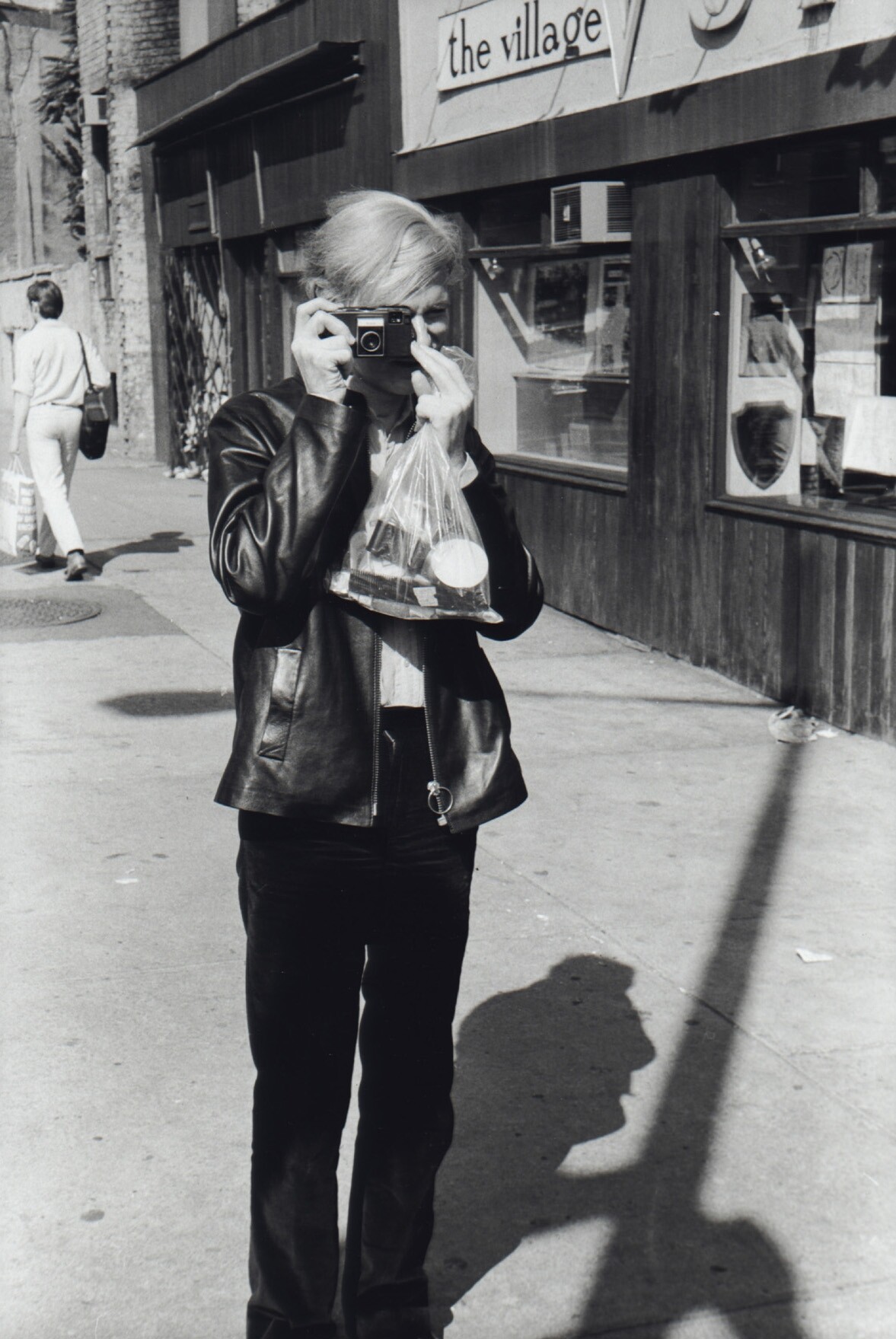 Энди Уорхол фотографирует фотографа на тротуаре перед офисами The Village, Нью-Йорк, 9 сентября 1968 года. Фотограф Фред В МакДэрра
