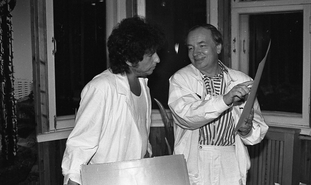 Андрей Вознесенский показывает Бобу Дилану Работу Марка Шагала, 1985 год. Фотограф Сергей Борисов