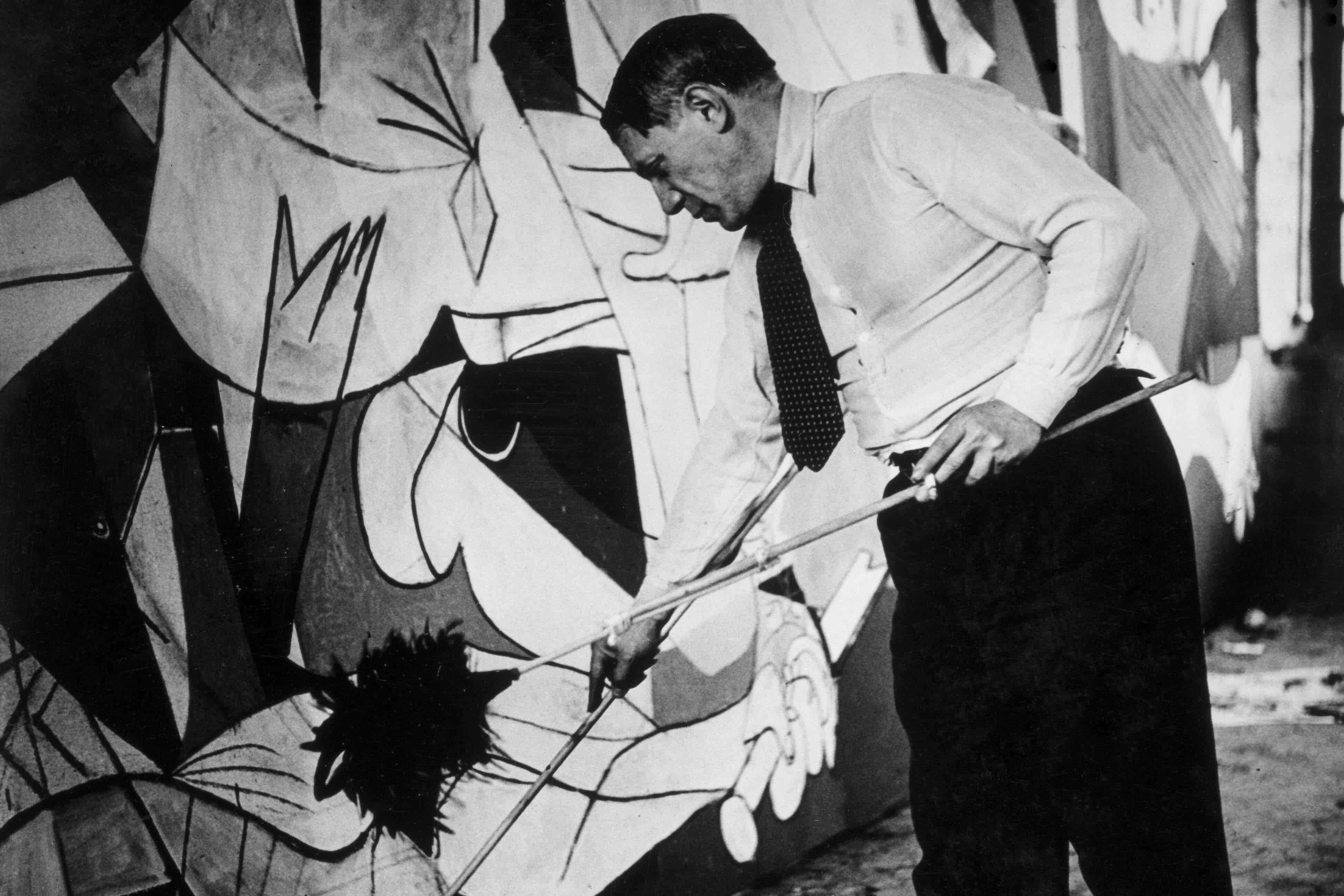 Пабло Пикассо работает над «Герникой» в своей мастерской, 1937 год. Фотограф Дора Маар