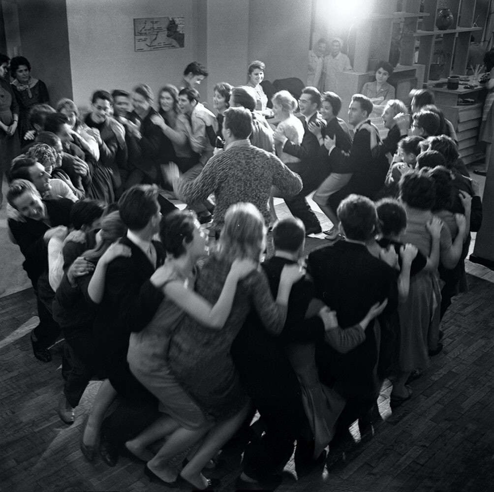 Танцы, круг, 1961 год. Фотограф Леонид Лазарев