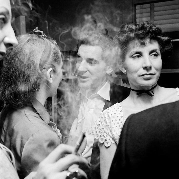 Леонард Бернстайн на вечеринке с Бетти Комден, 1949 год. Фотограф Стэнли Кубрик