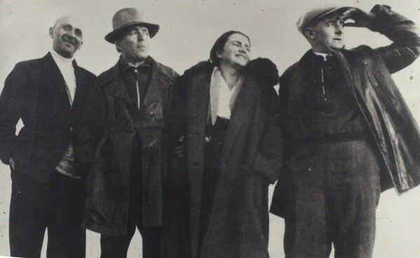 Эль Лисицкий, Дзига Вертов, жена Лисицкого Софи и неизвестный. 1930-е годы