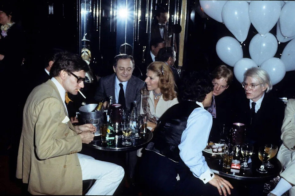 Ив Сен-Лоран, Пьер Берже и Энди Уорхол на вечеринке в Ле Палас в 1977 году в Париже, Франция