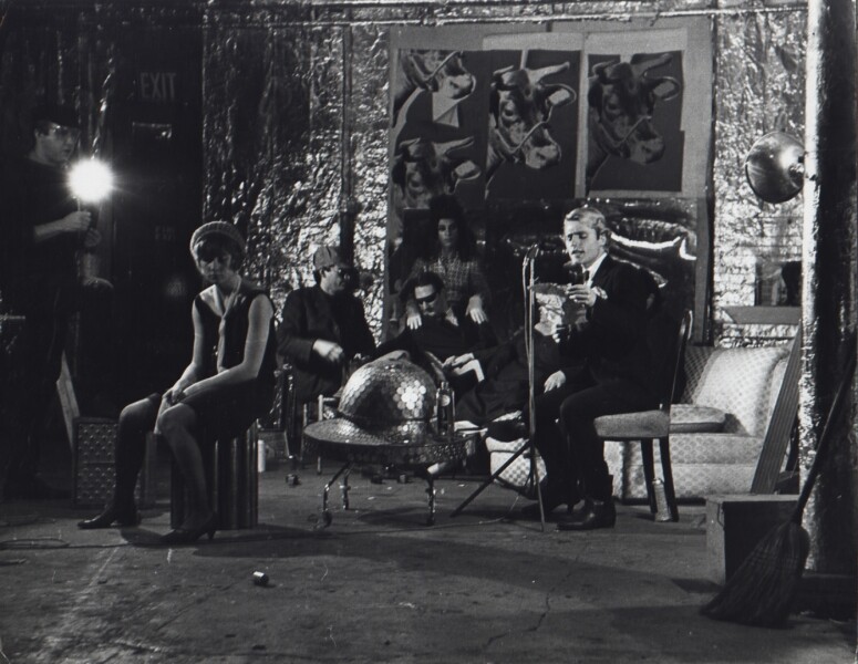 Джерард Маланга читает стихи на чердаке Уорхола во время съемок фильма Лагерь, 30 октября 1965 года. Фотограф Фред В. Макдарра