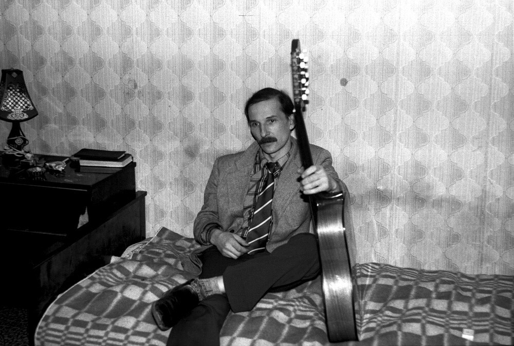 Пётр Мамонов, квартирник, Москва, 1986. Фотограф Игорь Мухин
