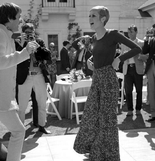 Твигги на вечеринке в доме Сонни и Шер, в Беверли-Хиллз, Калифорния, 15 мая 1967 года. Фотограф Эрл Лиф