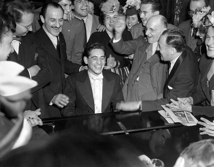 Леонард Бернстайн развлекает друзей и семью после концерта, посвящённого памяти Гершвина, в Отеле Дорсет в Нью-Йорке, Март 1946 года