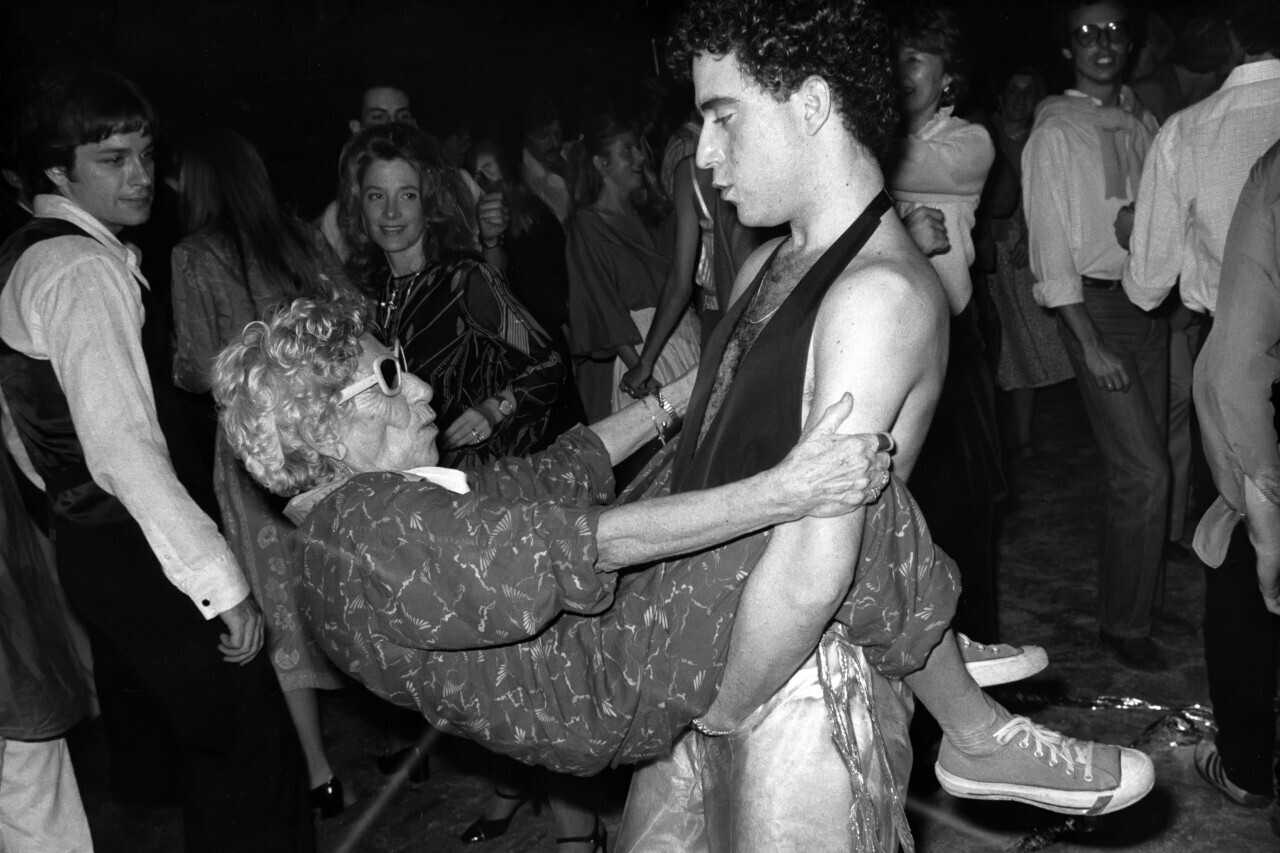Адвокат Салли Липпман, также известная как Диско Салли, в свои 77 лет танцует в Студия 54, 1978 год. Фотограф Аллан Танненбаум