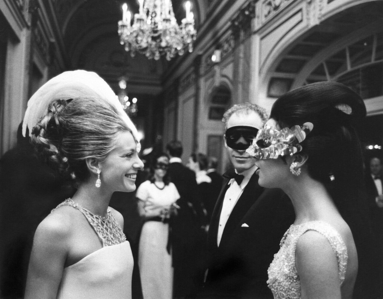 Гости на легендарном Чёрно-белом балу Трумэна Капоте в отеле Плаза, 1966 год. Фотограф Эллиотт Эрвитт