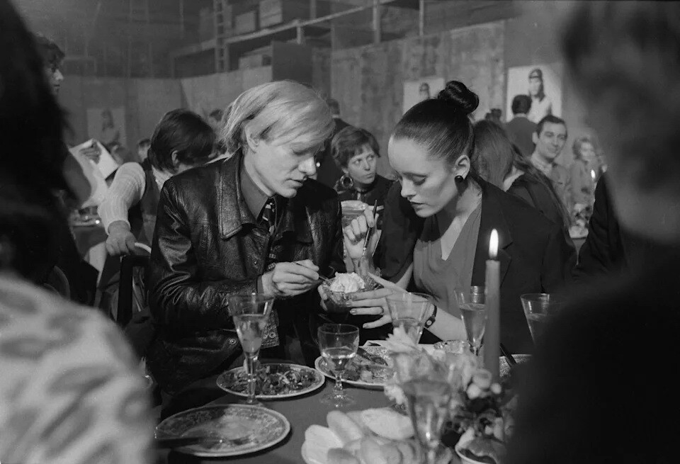 Энди Уорхол и актриса Джейн Форт на премьере фильма Мусор, Мюнхен, Западная Германия, 19 февраля 1971 года