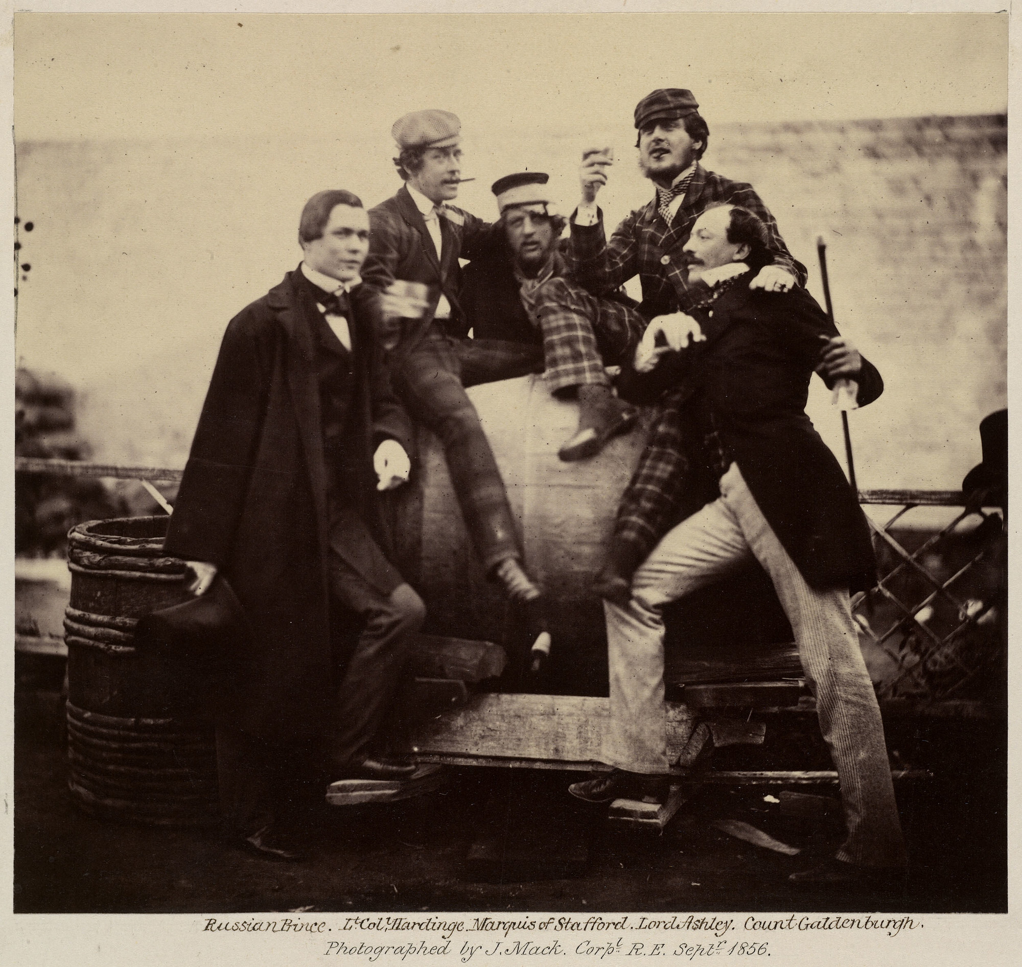 Российские и британские аристократы во время празднования коронации Александра II, Россия, 1856. Фотограф Джеймс Мак