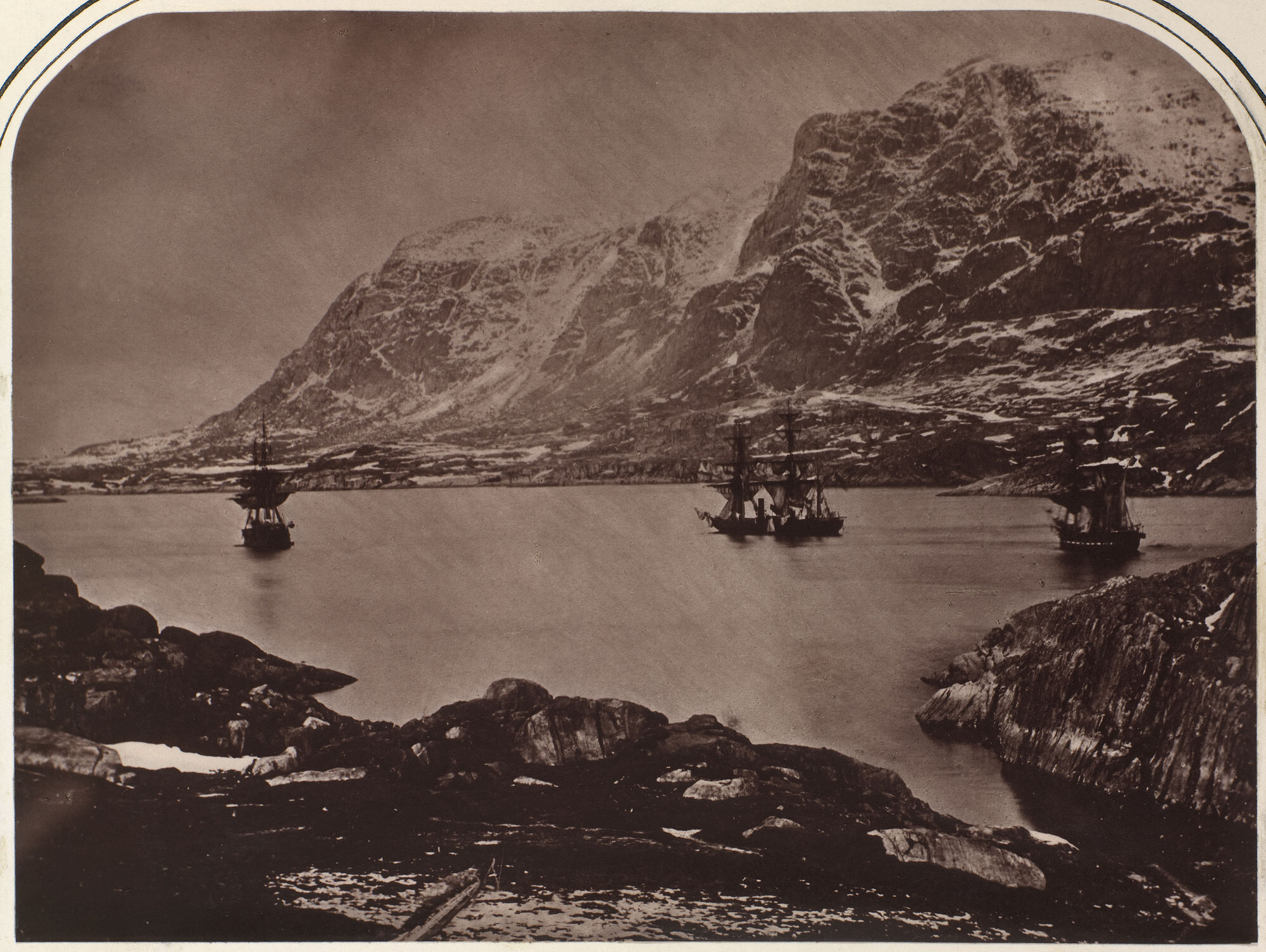 Моя эскадра. Гавань у побережья Гренландии с тремя кораблями. Копия 1893 года с оригинала 1854 года. Фотограф Эдуард Август Ингльфильд