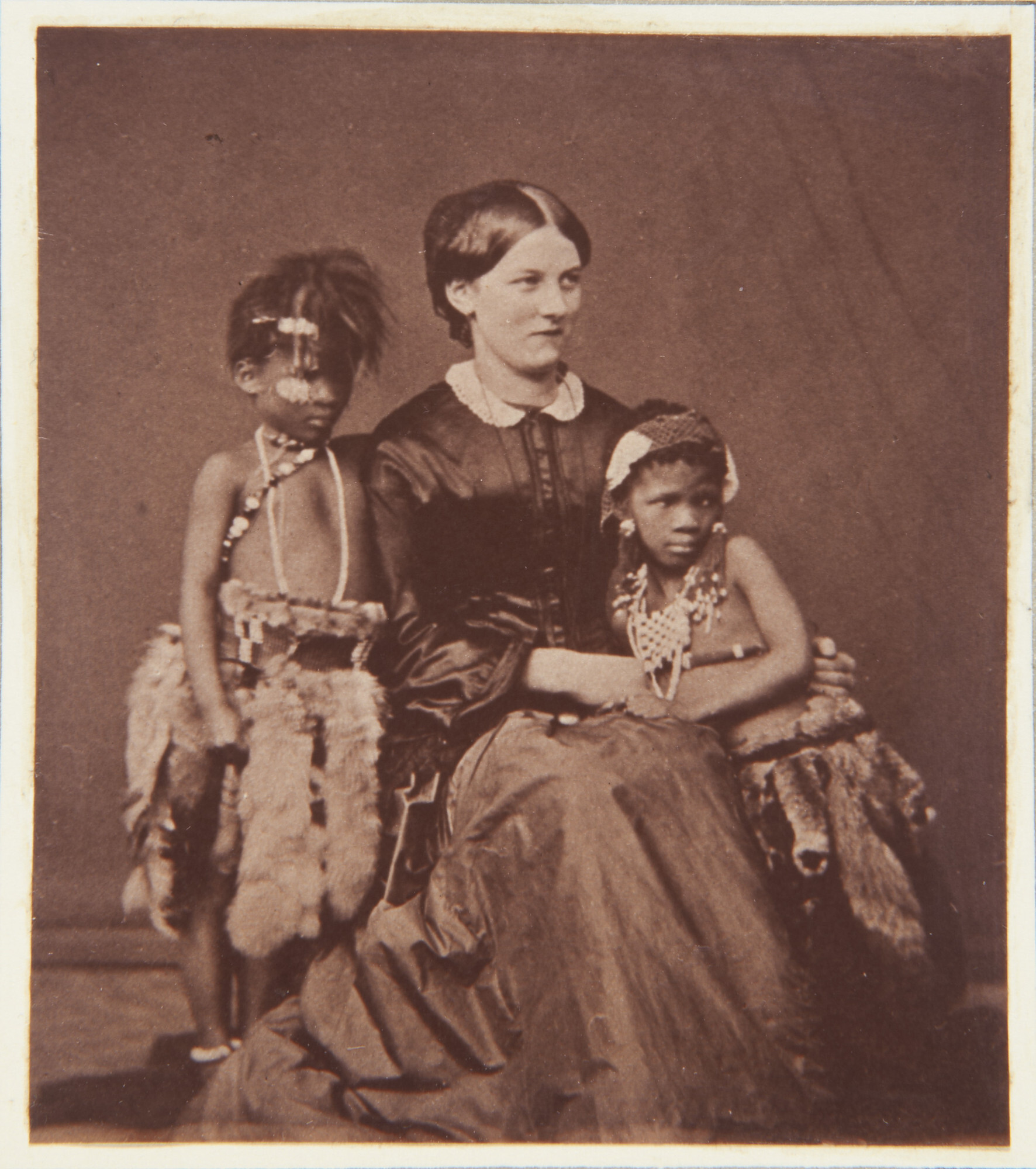 Земляне с юга Африки с дочерью торговца, который привёз их в Англию, 1853. Фотограф Густав Уильям Генри Маллинс