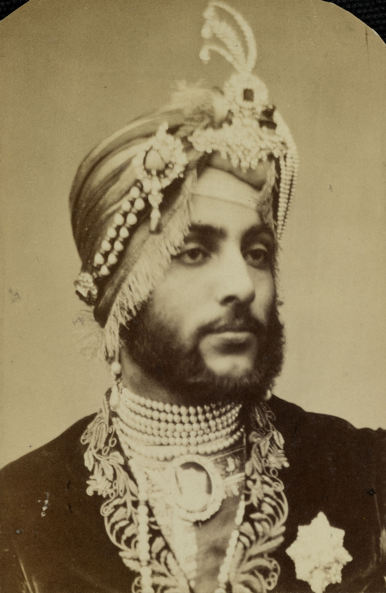Последний правитель сикхского государства Махараджа Далип Сингх, ок. 1861. Фотограф Джон Джейбиз Эдвин Мэйолл