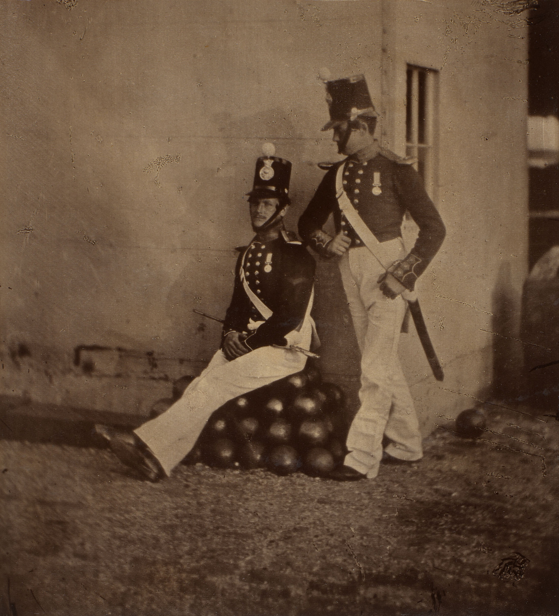 Наводчик Сэмюэл Смит и бомбардир Уильям Хьюлетт из Королевской морской артиллерии, 1855. Фотограф Томас Ричард Уильямс