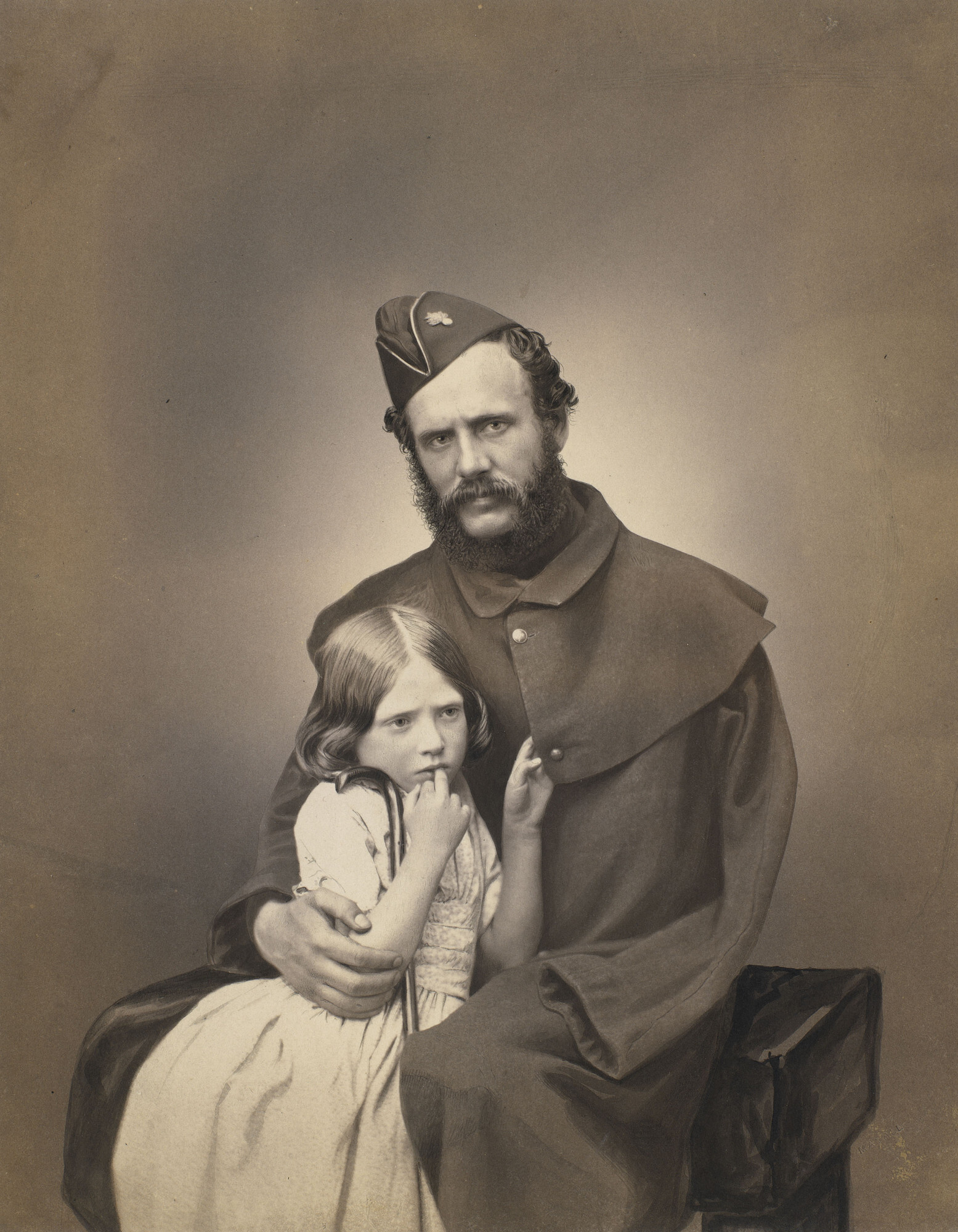 Ветеран Крымской войны сержант Томас Доусон с дочерью, 1856. Фотограф Джон Джейбиз Эдвин Мэйолл