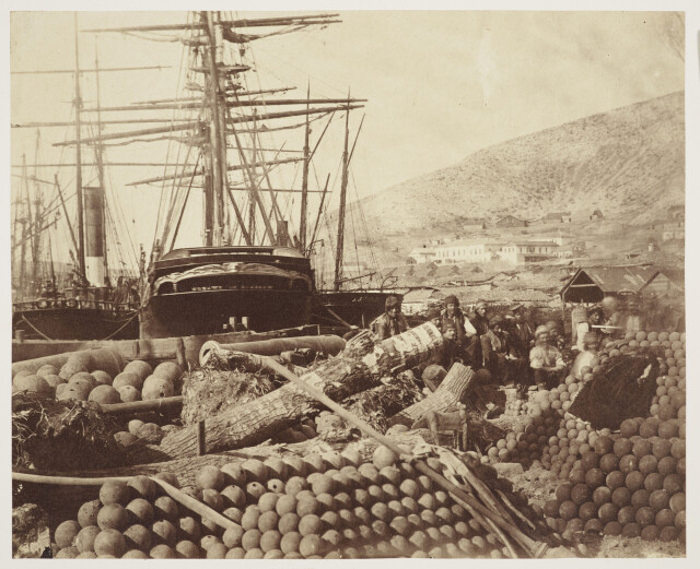 Груды пушечных ядер, брёвна и пушка на пристани в Балаклаве, 1855. Фотограф Роджер Фентон