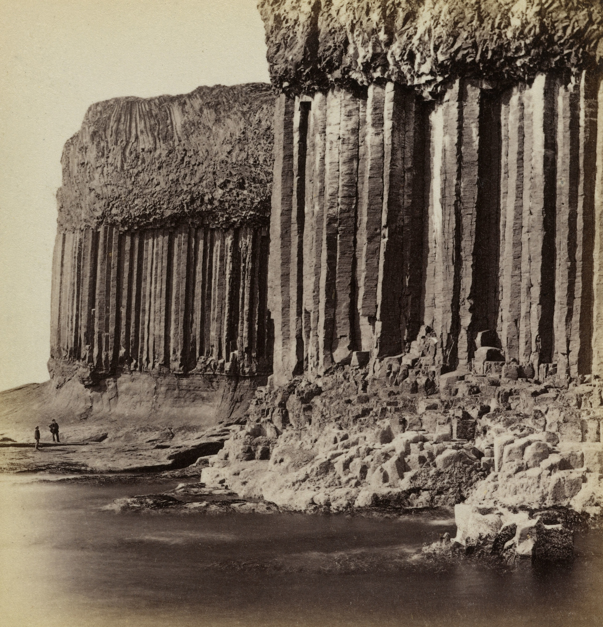 Базальтовы колонны острова Стаффа у побережья Шотландии, 1859. Фотограф Джордж Вашингтон Уилсон
