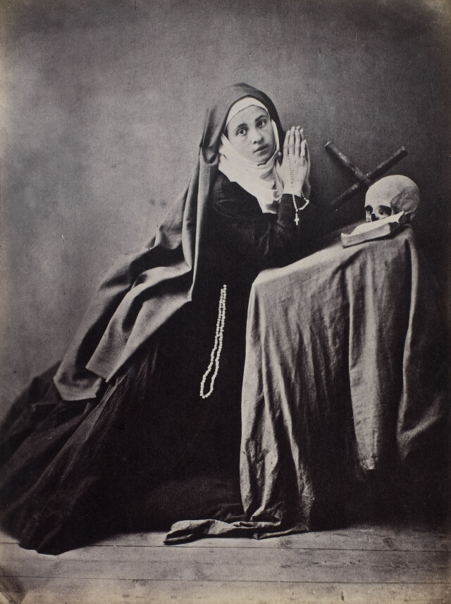 Монахиня молится, копия 1868 года с оригинала 1854 года из ателье Мулен. Фотограф Уильям Бэмбридж