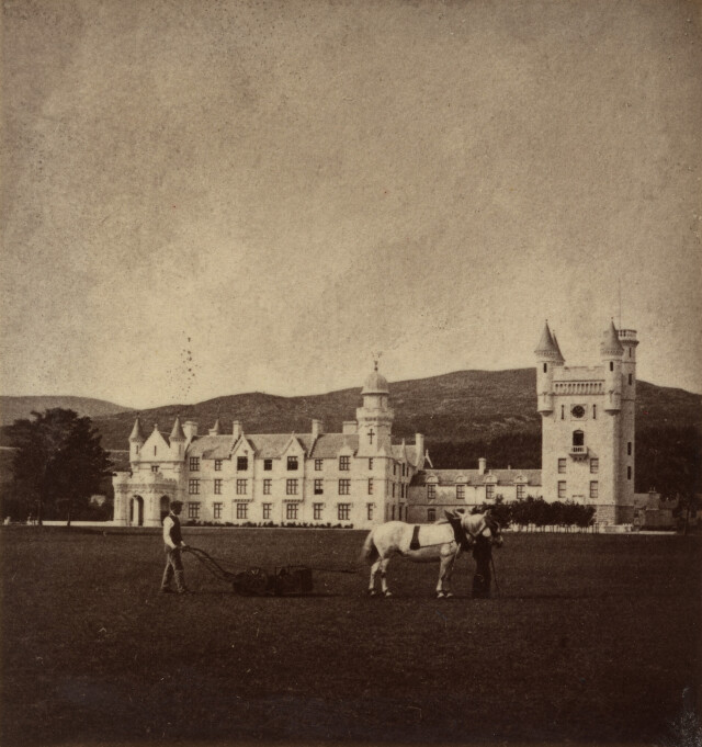 Замок Балморал, вид с юга, Абердиншир, 1859. Фотограф Джордж Вашингтон Уилсон