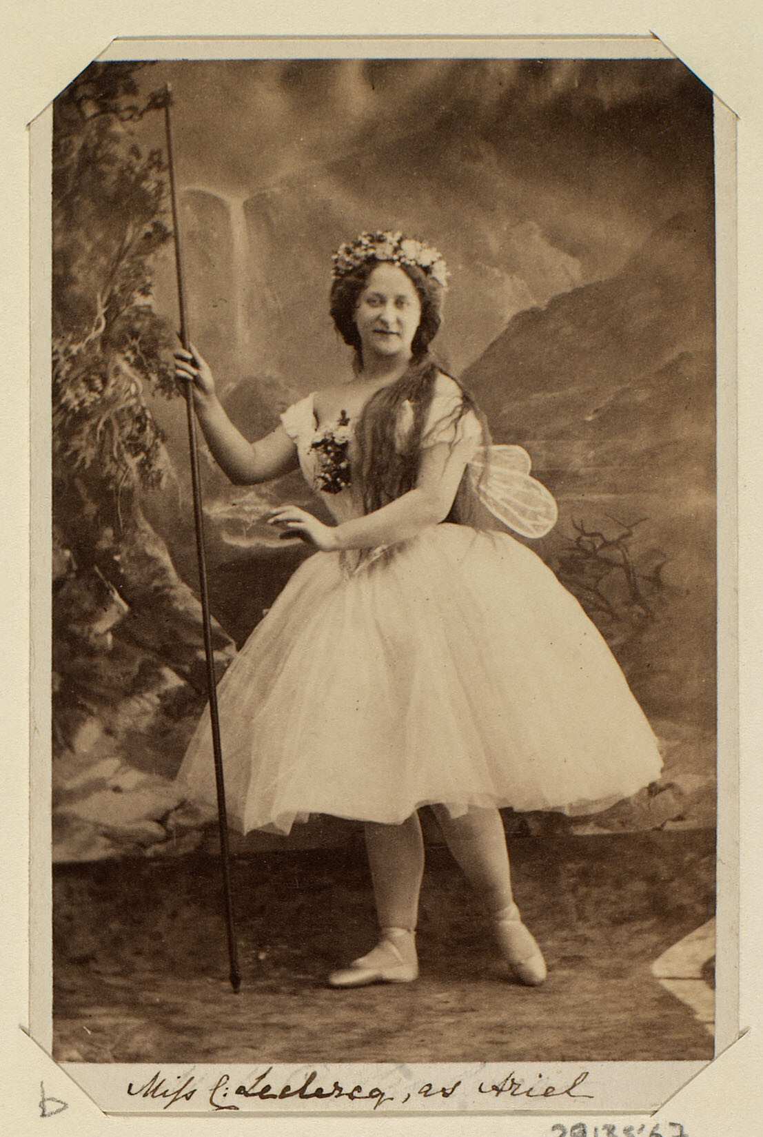 Актриса Карлотта Леклерк в роли Ариэль, ок. 1856. Фотограф Камилль Сильви