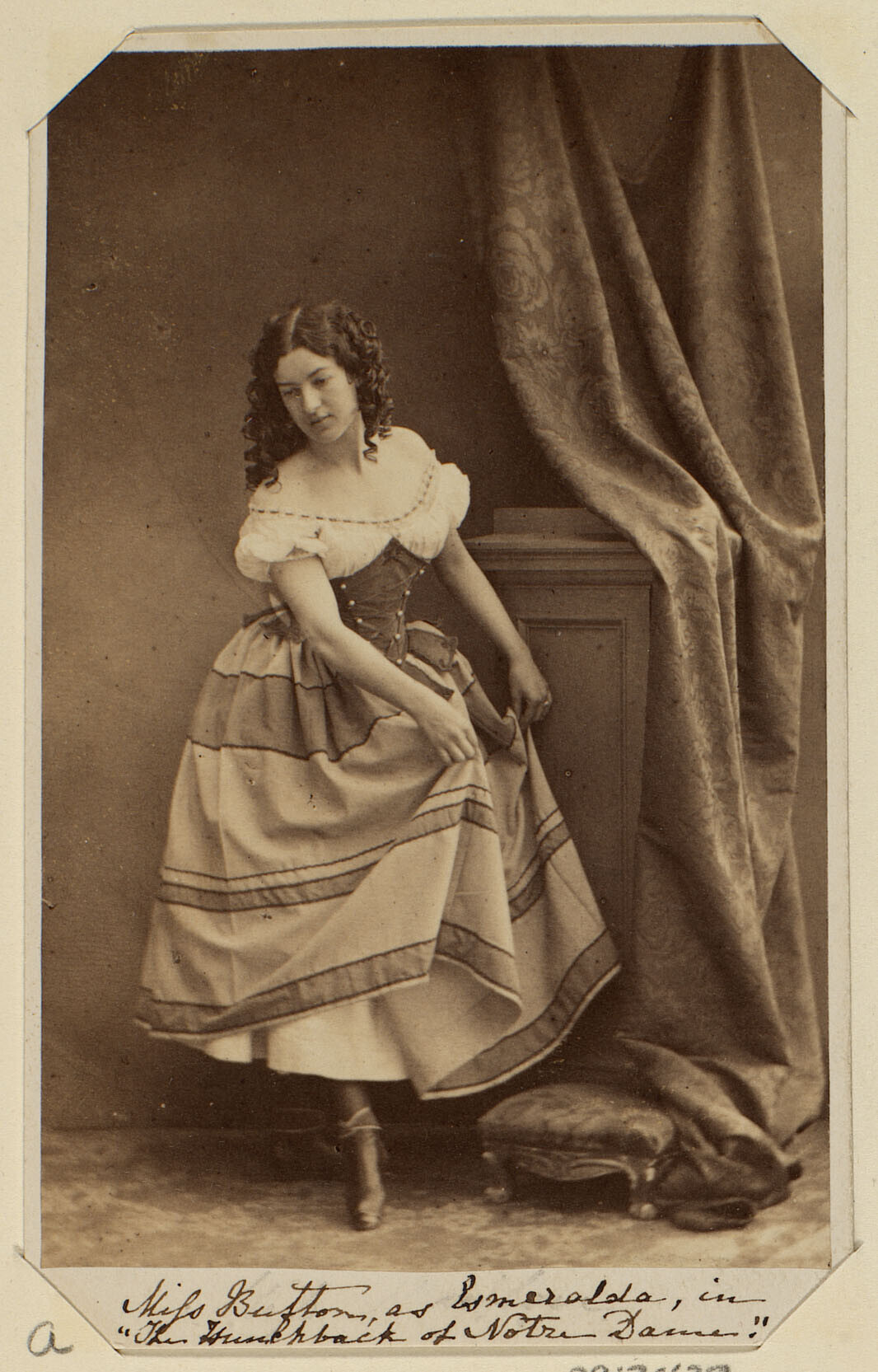 Актриса Мисс Баттон в образе Эсмеральды, 1860. Фотограф Камилль Сильви