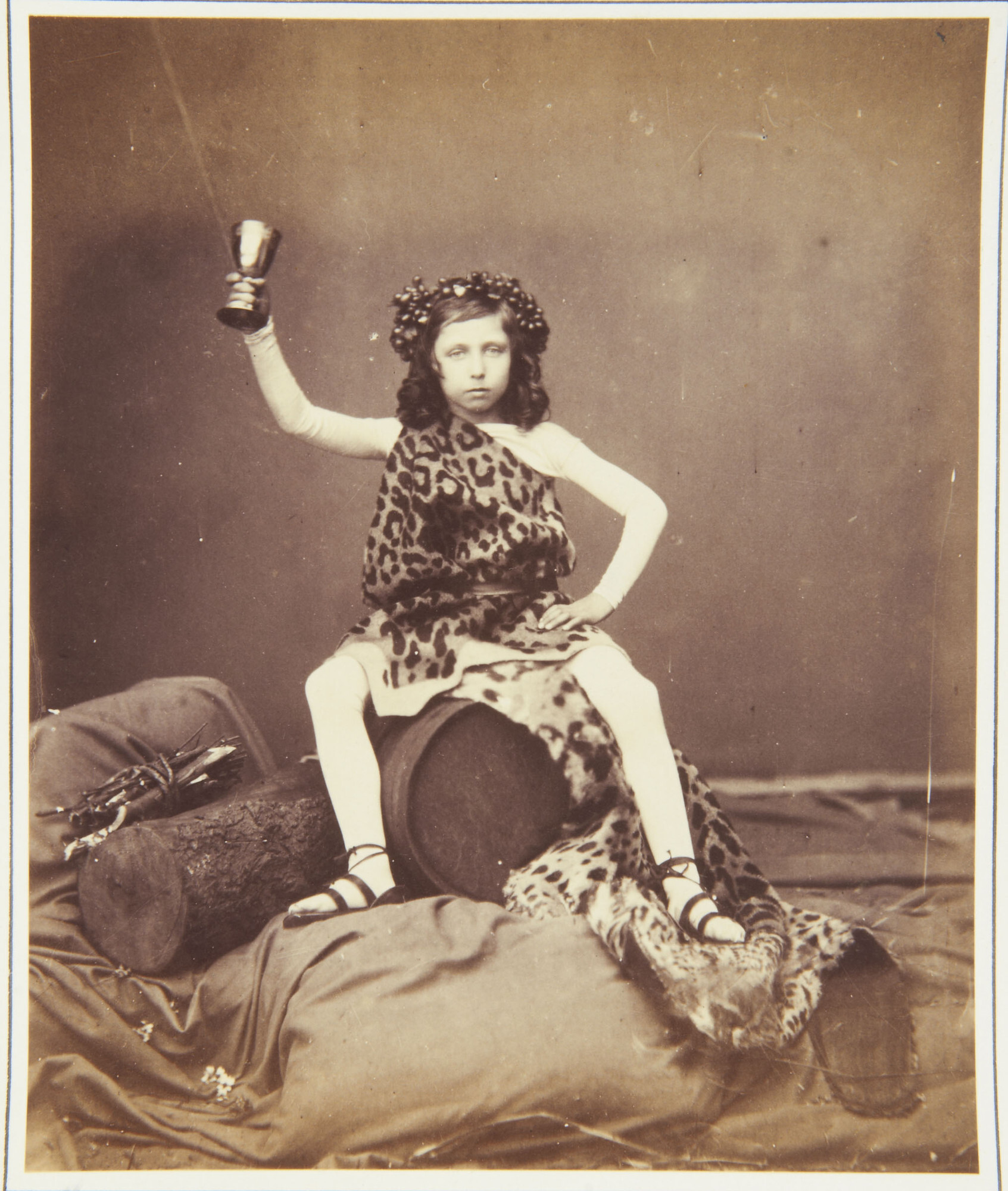 Принц Альфред (впоследствии герцог Саксен-Кобург-Готский) в наряде Бахуса представляет образ Осени для представления «Картина времён года», 1854. Фотограф Роджер Фентон