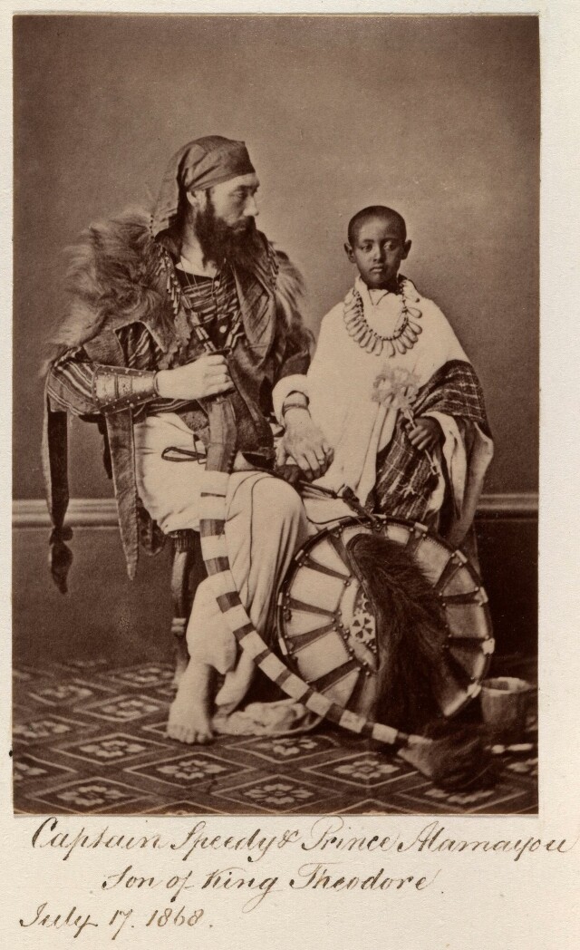 Капитан Спиди и принц Алемайеху, сын императора Эфиопии Теодроса II, 1868. Фотограф предположительно Джабез Хьюз