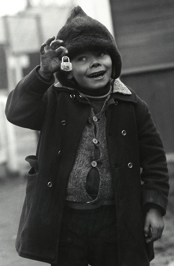 Мальчишка предлагает поменять фотоаппарат на замочек. Сыктывкар, 1982. Фотограф Сергей Зиновьев