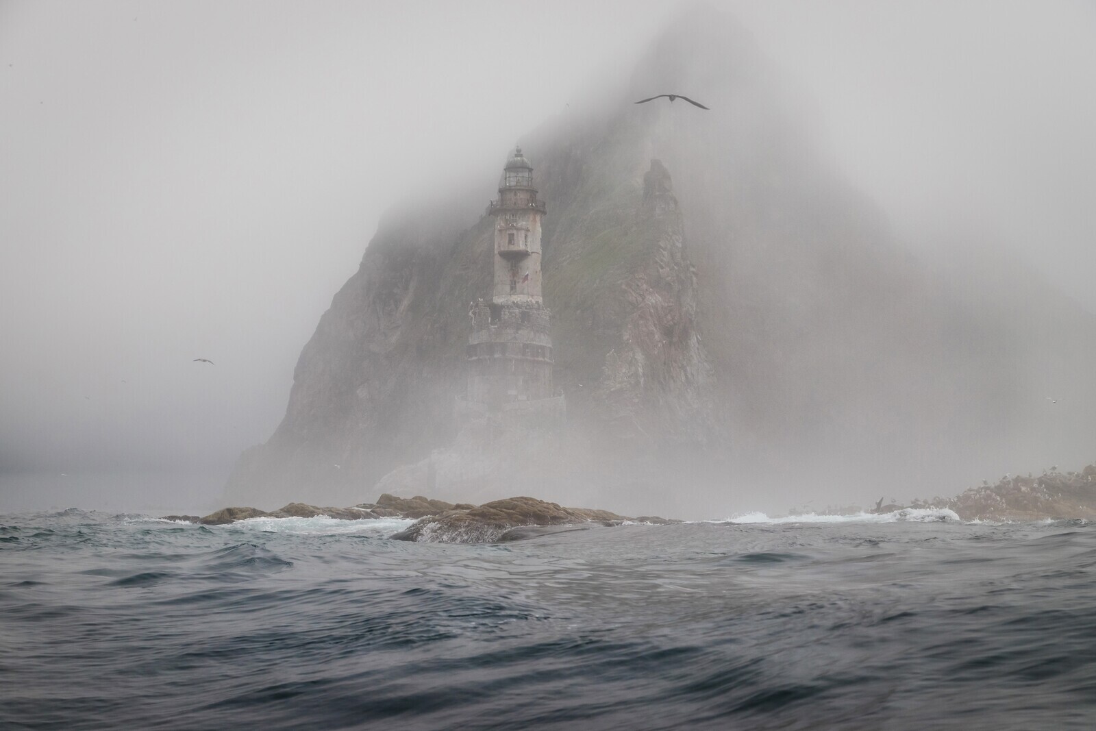 Финалист в номинации Пейзаж, 2021. Заброшенный маяк Анива в тумане. Автор Александр Усик