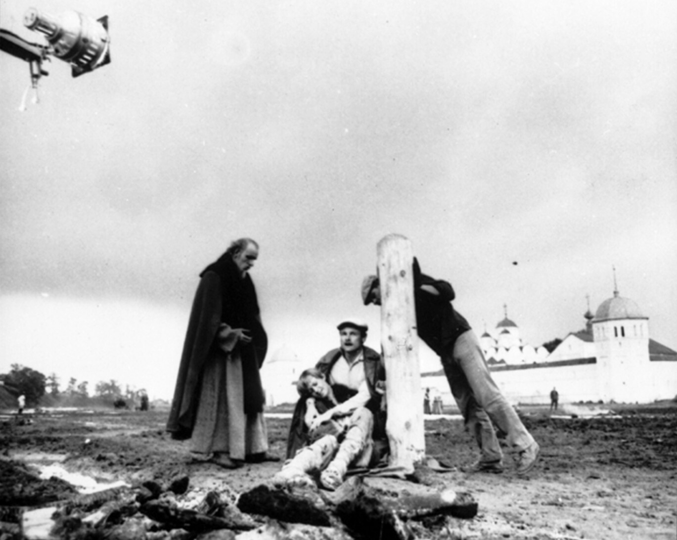 Андрей Тарковский, Николай Бурляев и Анатолий Солоницын на съёмках фильма Андрей Рублёв, 1966