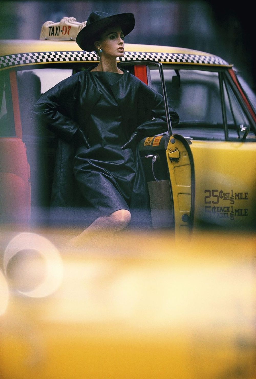 Такси, для журнала Vogue, Нью-Йорк, 1962 год. Фотограф Уильям Кляйн