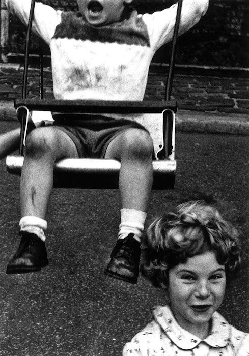 Мальчик и девочка, Нью-Йорк, 1955 год. Фотограф Уильям Кляйн