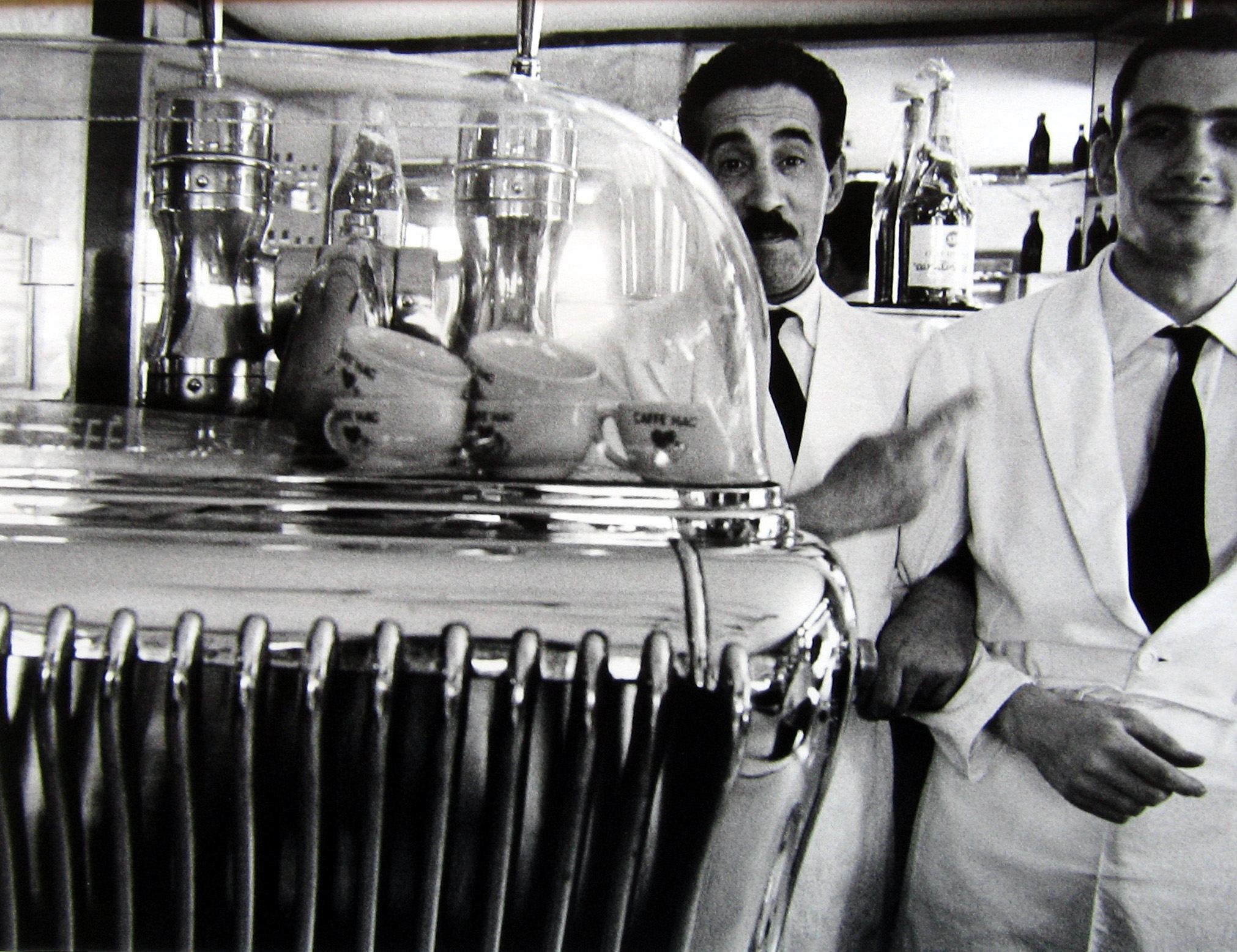Кофейня, Рим, 1956 . Фотограф Уильям Кляйн